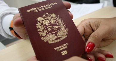 Entregan pasaportes a ciudadanos venezolanos residentes en Bolivia