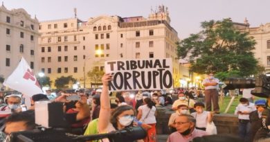 Miles de manifestantes toman las calles de Perú en protesta por excarcelación de Alberto Fujimori
