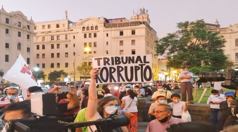 Miles de manifestantes toman las calles de Perú en protesta por excarcelación de Alberto Fujimori