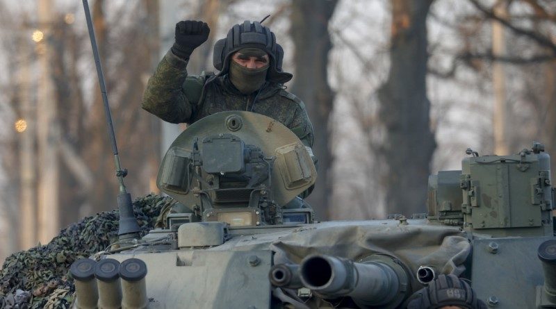 Un militar ruso sobre un tanque en la región de Donetsk, el 26 de marzo de 2022. (Foto: Sefa Karacan / Anadolu Agency / Gettyimages.ru)