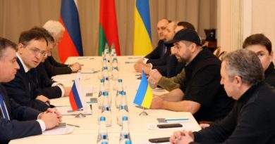 La delegación de Ucrania (dcha.) y la de Rusia en la mesa de diálogos en Bielorrusia, 28 de febrero de 2022.