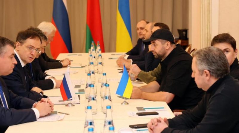 La delegación de Ucrania (dcha.) y la de Rusia en la mesa de diálogos en Bielorrusia, 28 de febrero de 2022.