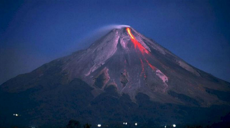 Cientos de evacuados por erupción de volcán en Indonesia