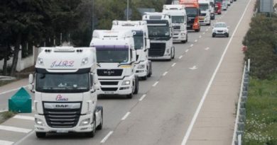 Transportistas españoles protestan para exigir aumento de bonificaciones