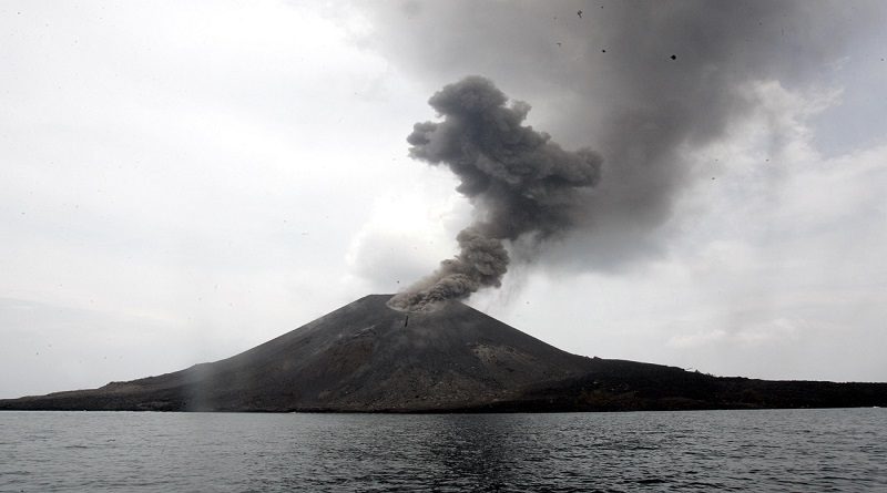 Indonesia eleva alerta por el volcán Anak Krakatau