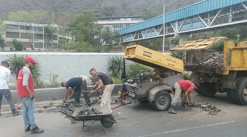 Escuadrón Caza Huecos desplegado en Antímano en labores de recuperación vial