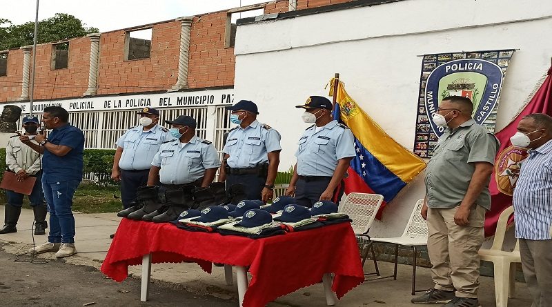 Entregan uniformes a funcionarios policiales en Paz Castillo en Miranda