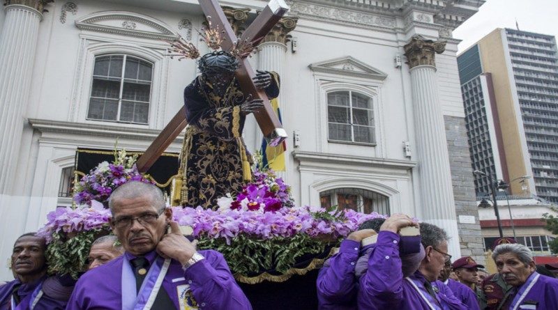 Procesión del Nazareno de San Pablo une a devotos en Caracas