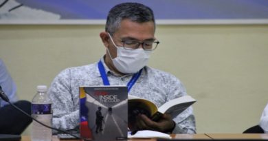 Ministro Villegas presentó Abril, Golpe Adentro en Feria Internacional del Libro de Cuba