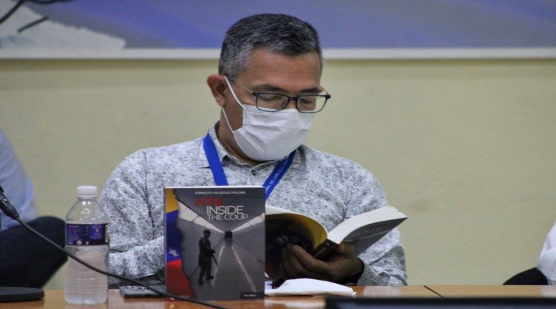 Ministro Villegas presentó Abril, Golpe Adentro en Feria Internacional del Libro de Cuba