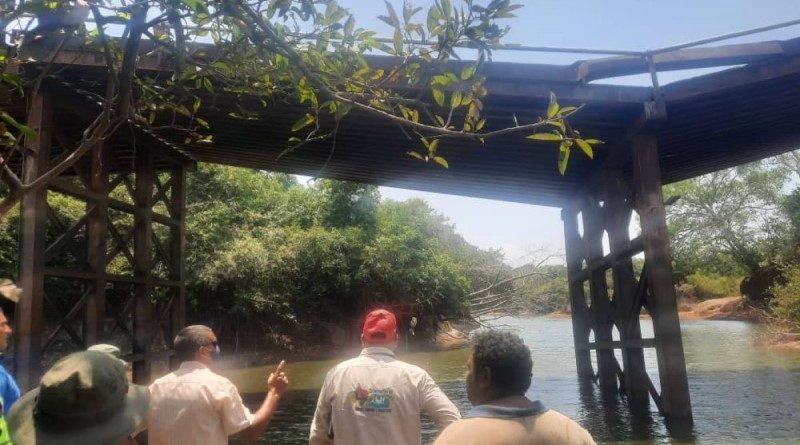 Gobernación de Apure atiende caída de puente Caicara