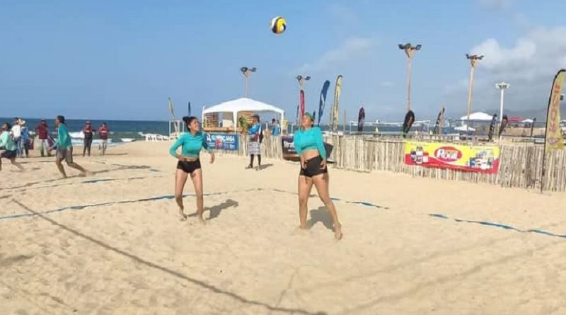 Dupla femenina de Juan José Mora campeona en voleibol de playa del DracuFest 2022
