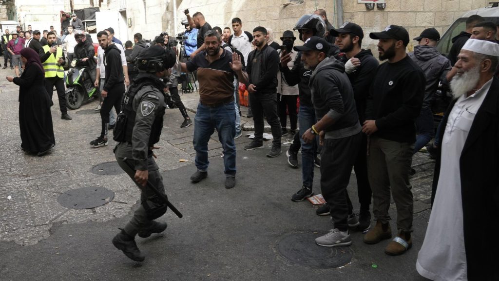 Tropas israelíes perpetran nuevamente ataques contra palestinos en mezquitas de Jerusalén