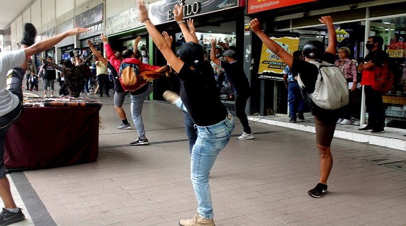 Valencia Danza Contemporánea impactó con coreografía a comerciantes y transeúntes