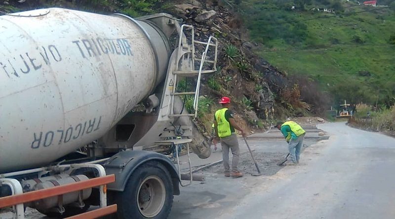 Avanzan labores de pavimentación y rehabilitación en falla de borde de El Jarillo