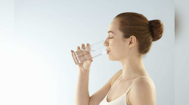 ¿Cuánta agua es recomendable beber durante el día y cómo beneficia a la salud?