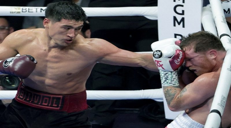 Bivol sorprende a Canelo y retiene su título en Boxeo