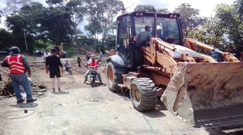 Avanzan labores de despeje de vialidad en calles de Trujillo