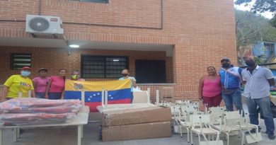 Entregan dotación de mobiliario escolar a colegios de La Guaira