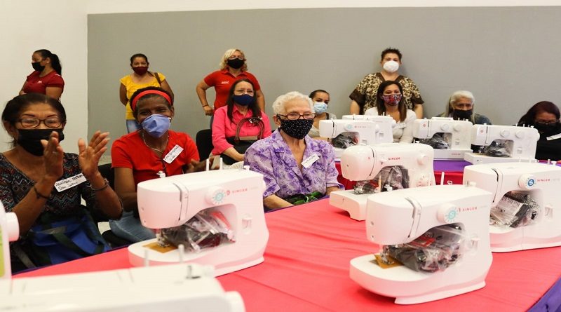 Entregan máquinas de coser a 35 madres emprendedoras de Caracas