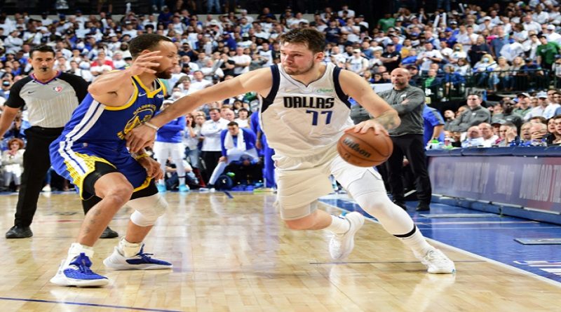 Mavericks vencen a los Warriors y ponen la serie 1-3
