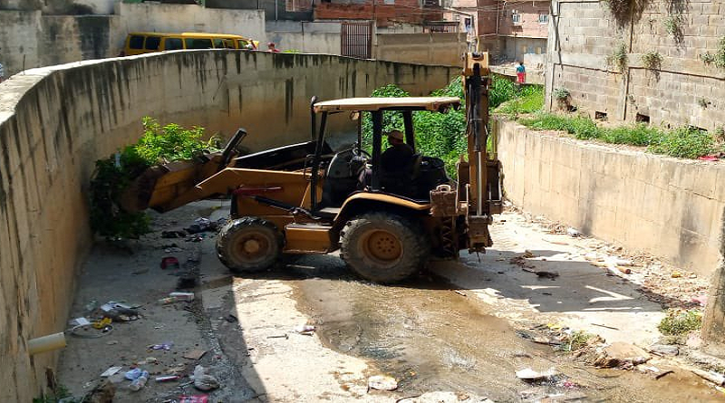 Desarrollan labores de mantenimiento preventivo en la quebrada Santa Ana de Antímano