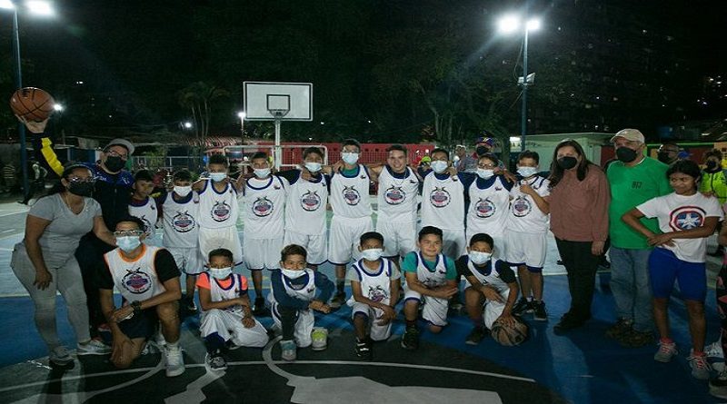 Reinauguran cancha deportiva en el 23 de Enero