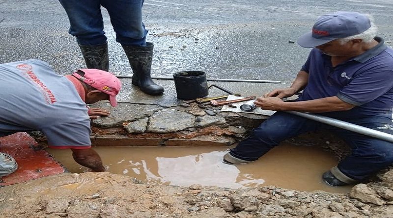 Reparan averías de agua en la parroquia El Recreo