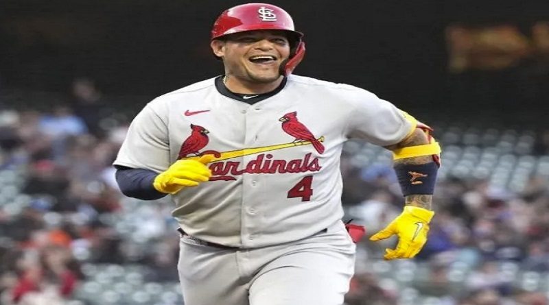 Yadier Molina conectó el primer jonrón de su año de retiro en las Grandes Ligas