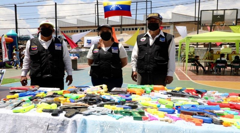 “Un arma ni de juego” | Venezuela destruye juguetes bélicos para promover el desarme y la sana convivencia
