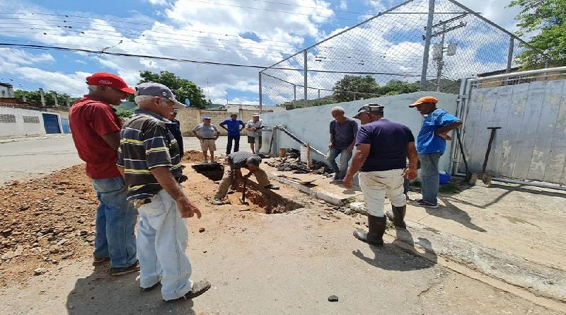 Atienden falla hídrica con método 1x10 en Comuna Juan de Bolívar de Aragua