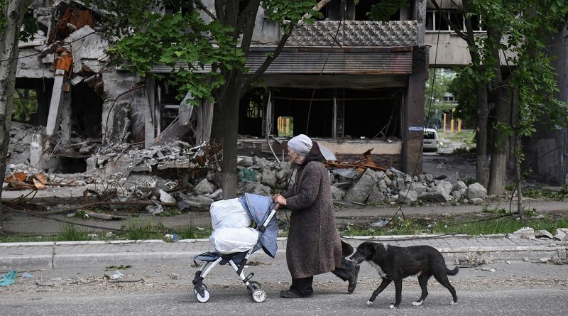 Una mujer camina por una de las calles de Mariúpol. (Konstantín Mijalchevski / Sputnik)