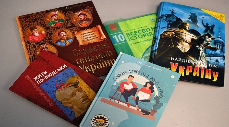 Libros ucranianos de propaganda de odio presentados en Moscú, Rusia, el 30 de marzo de 2022. (Foto: Evgeny Odinokov / Sputnik)