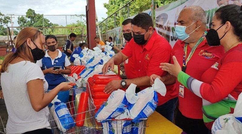 Comunidades adquieren alimentos a precios justos en Feria del Campo Soberano en Barinas