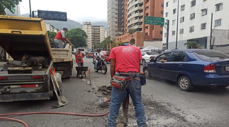 Realizan trabajos de recolección de escombros y vaciado concreto en comunidades de Caracas