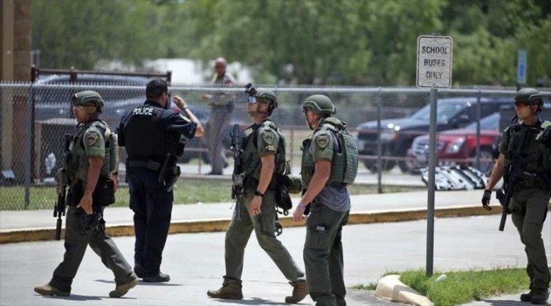 Personal de seguridad se hizo presente frente a la escuela primaria Robb en Uvalde, Texas, luego del tiroteo, 24 de mayo de 2022. (Foto: AP)