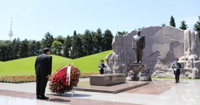 Presidente Nicolás Maduro rinde honores al Monumento del Líder Heydar Aliyev