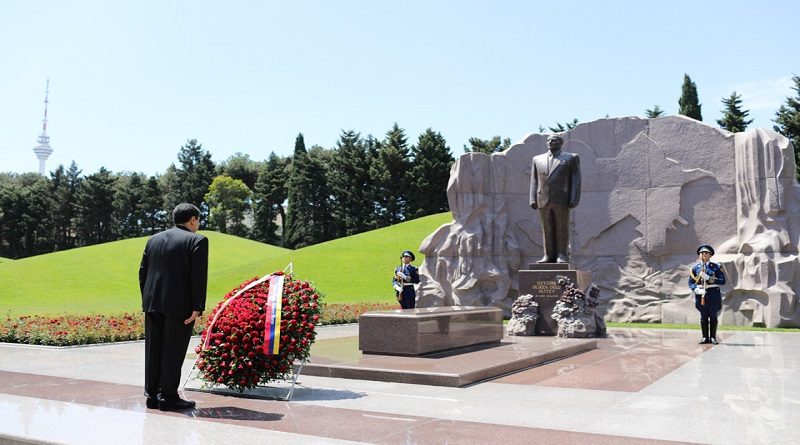 Presidente Nicolás Maduro rinde honores al Monumento del Líder Heydar Aliyev