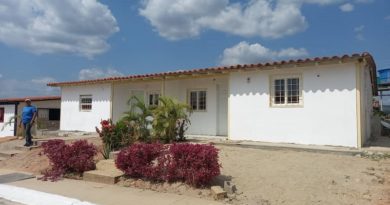 Entregan cinco casas en municipio Bolívar en Barinas