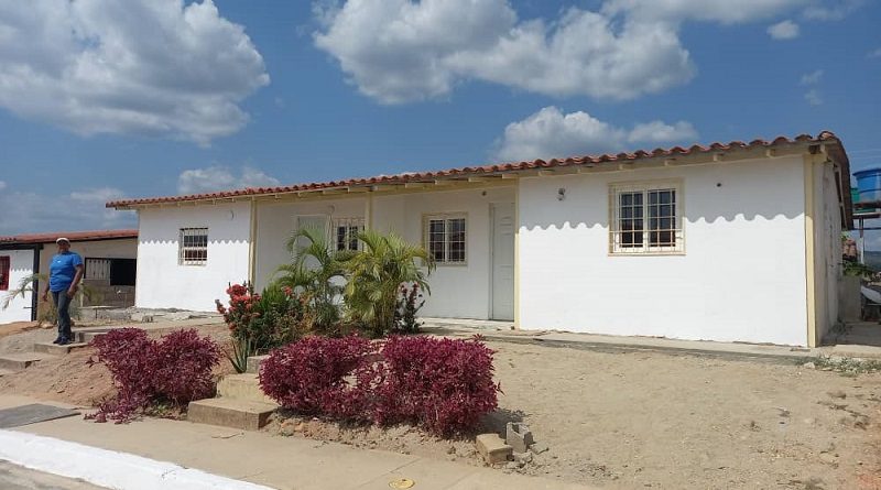 Entregan cinco casas en municipio Bolívar en Barinas