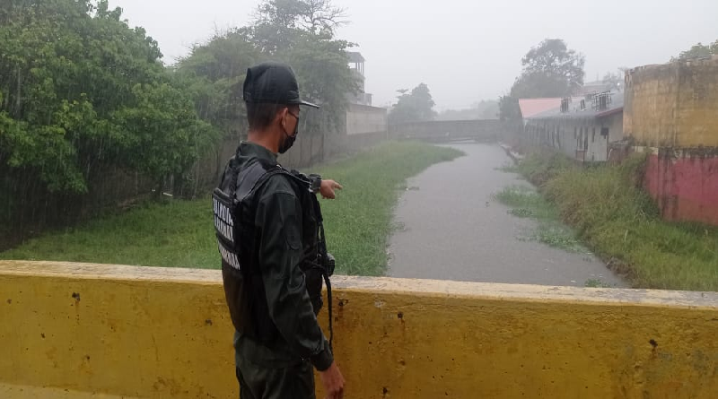 Miranda reporta inundaciones de calles en el municipio Brión y Carrizal