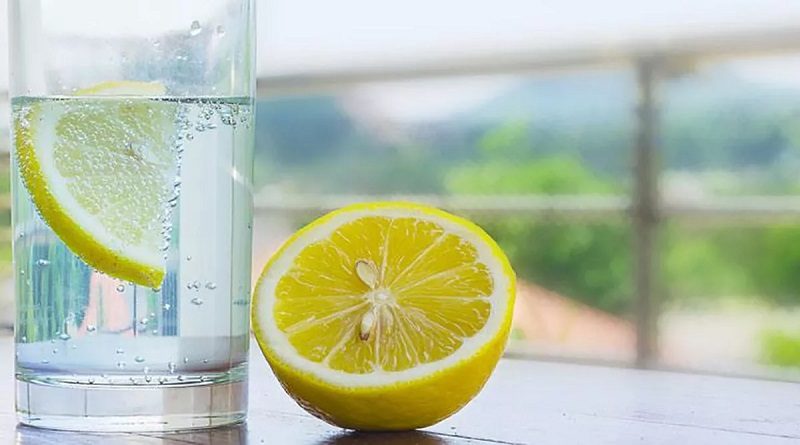 Conoce los beneficios del agua con limón para la salud
