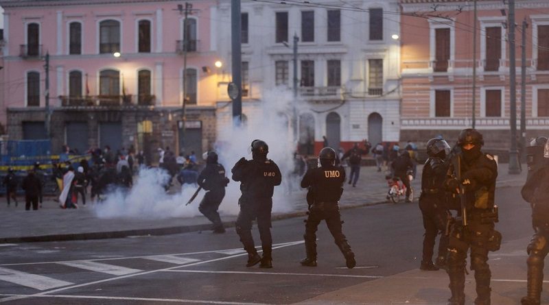 Policía de Ecuador reprime movilización indígena contra Guillermo Lasso