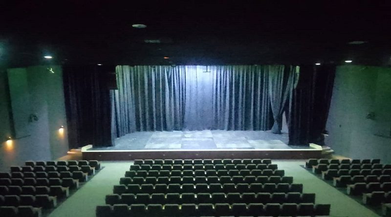 Instalan el nuevo sistema de iluminación del Teatro Angostura