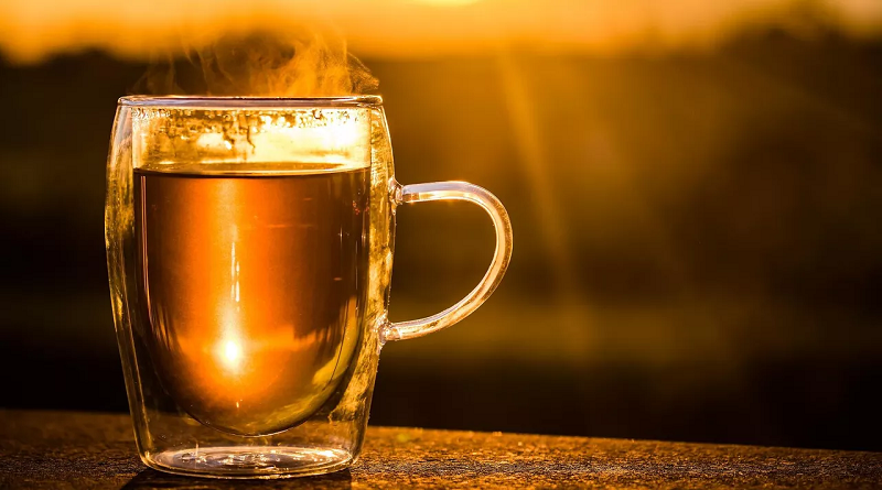 Revelan peligrosas consecuencias de beber té cuando hace calor