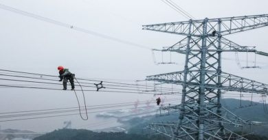 Instalan cables de torres transmisión eléctrica a través del río Yangtse