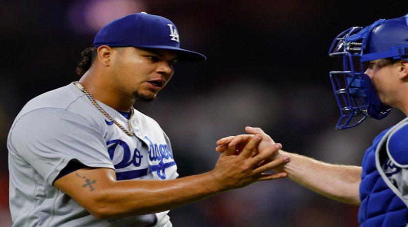 Venezolano Brusdar Graterol logra su primer salvado en la MLB