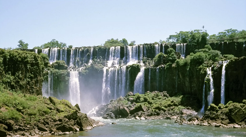 Registran récord de agua en cataratas de Iguazú