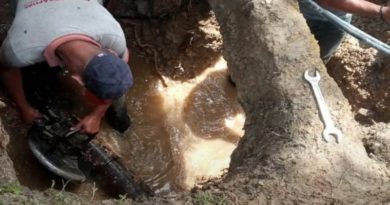 Reparan tubería de agua potable en La Carlota