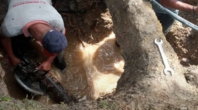 Reparan tubería de agua potable en La Carlota